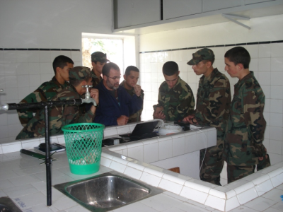 Tabaré explicando a los cadetes el sistema de adquisición de datos