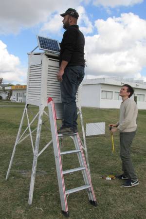 Quique fijando el panel solar en su nueva posición